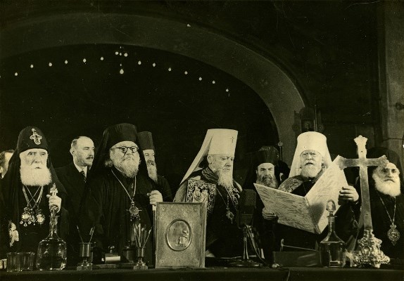 Собор 1945 г. Вновь избранный Патриарх Алексий в центре
