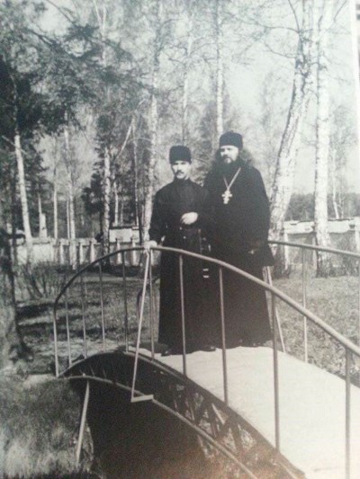 Мостик через пруд в усадьбе Боде-Колычевых. Послевоенное фото.