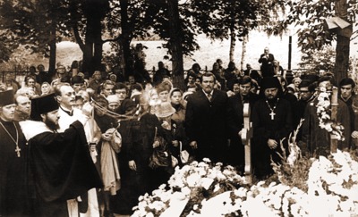 Заупокойное богослужение на могиле митр. Ленинградского и Новгородского Никодима (Ротова)
